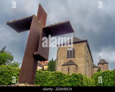 Modernes Metallkreuz vor dem christlichen Kloster Steinfeld in Die Eifel Stockfoto