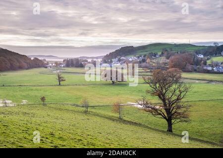 Ein herbstlicher Blick auf Greenodd und die Mündung des Crake Valley, wenn es in die Leven Mündung. Stockfoto