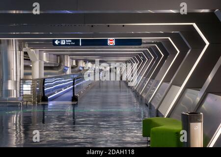 Porto Flughafen leer Ankunftsbereich in der Nacht Stockfoto