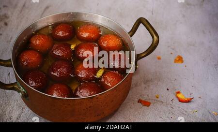 Homemade Gulab Jamun - Beliebte indische Süßigkeiten während Diwali gemacht festival Stockfoto