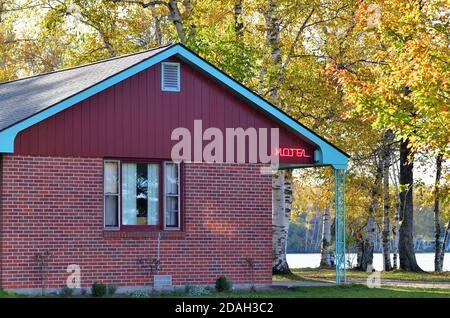 Forelle Lake, Michigan, USA. Ein Motel am See mit einem Neonschild liegt neben dem Trout Lake in Trout Lake, Michigan. Stockfoto