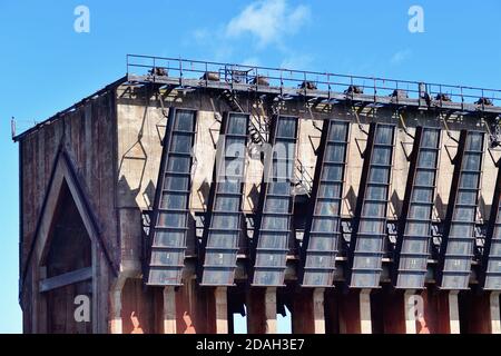 Marquette, Michigan, USA. Das Lower Harbour Ore Dock in den Gewässern des Lake Superior in Marquette, Michigan. Stockfoto