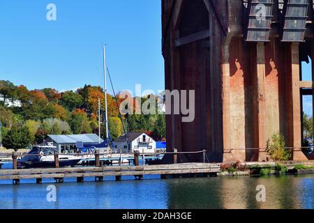 Marquette, Michigan, USA. Der untere Hafen Ore Dock in den Gewässern des Lake Superior bietet einen starken Kontrast zu dem Zwerg Marquette Yacht Club. Stockfoto