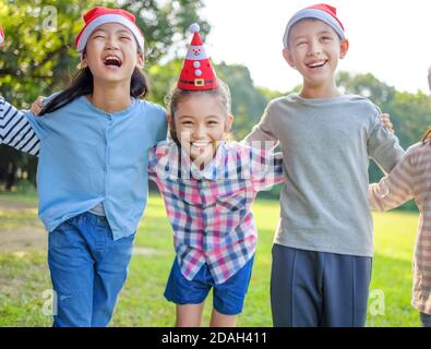 Glückliche Kinder mit Spaß in weihnachtsfeier Stockfoto