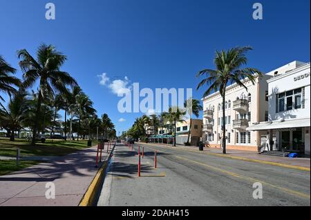 Miami Beach, Florida - 22. März 2020 - Ocean Drive scheint leer zu sein, da Hotels, Restaurants und Strand wegen einer Coronavirus-Pandemie geschlossen wurden. Stockfoto