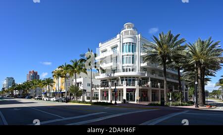 Miami Beach, Florida - 22. März 2020 - Ocean Drive scheint leer zu sein, da Hotels, Restaurants und Strand wegen einer Coronavirus-Pandemie geschlossen wurden. Stockfoto