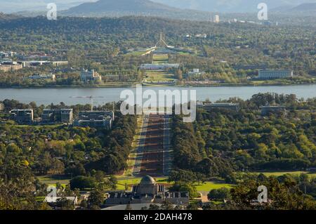 Canberra, Australien – 27. Februar 2020: Luftaufnahme mit mehreren ikonischen Sehenswürdigkeiten Canberras in den Vororten Campbell, Reid und Parkes Stockfoto