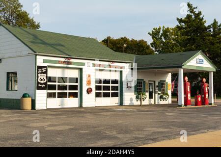 Dwight, Illinois / USA - 23. September 2020 - Alte Tankstelle auf der Historic Route 66 im späten Nachmittagslicht. Stockfoto