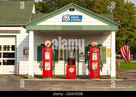 Dwight, Illinois / USA - 23. September 2020 - Alte Tankstelle auf der Historic Route 66 im späten Nachmittagslicht. Stockfoto