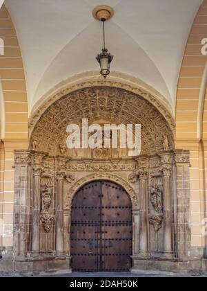 Eingang der Kirche von Santa Maria (Iglesia de Santa Maria) - Los Arcos, Navarra, Spanien Stockfoto