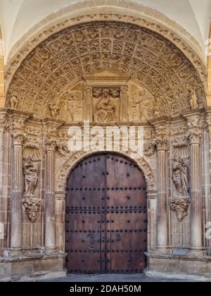 Eingang der Kirche von Santa Maria (Iglesia de Santa Maria) - Los Arcos, Navarra, Spanien Stockfoto