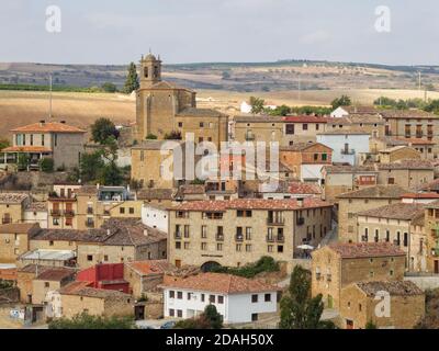 Die achteckige Kirche des Heiligen Grabes (Iglesia del Santo Sepulcro) dominiert die Skyline - Torres del Rio, Navarra, Spanien Stockfoto