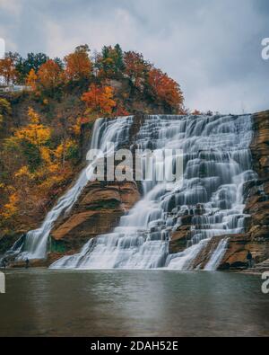 Ithaca Falls mit Herbstfarbe, in Ithaca, New York Stockfoto