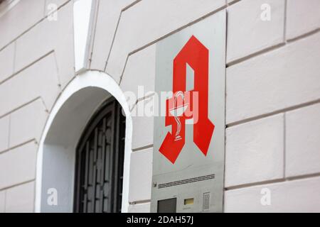 PASSAU - 8. NOVEMBER 2020: Zweiglogo der deutschen Apotheke. Stockfoto