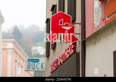 PASSAU - 8. NOVEMBER 2020: Zweiglogo der deutschen Apotheke. Stockfoto