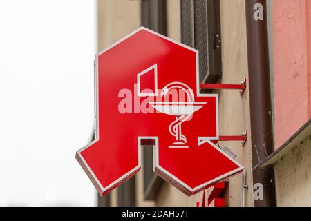 PASSAU - 8. NOVEMBER 2020: Zweiglogo der deutschen Apotheke. Stockfoto