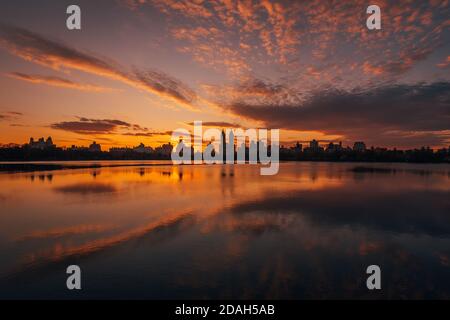 Sonnenuntergang über dem Jacqueline Kennedy Onassis Reservoir, im Central Park, Manhattan, New York City Stockfoto