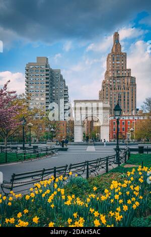 Tulpen und Washington Square Arch, am Washington Square Park, in Lower Manhattan, New York City Stockfoto
