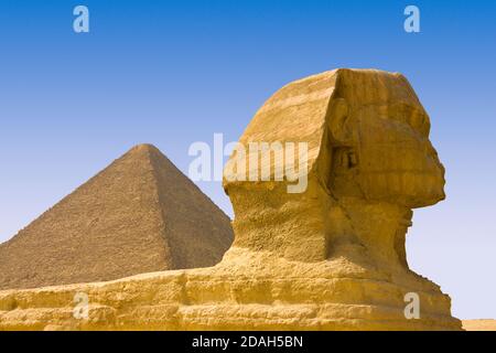 Große Sphinx von Gizeh und große Pyramide von Gizeh, UNESCO-Weltkulturerbe, Gizeh, Kairo Governorate, Ägypten Stockfoto