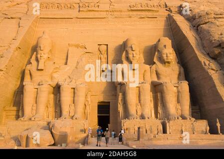 Menschliche Figuren am Eingang zum Großen Tempel, Abu Simbel Tempel, UNESCO-Weltkulturerbe, Assuan Governorate, Ägypten Stockfoto