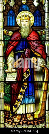 König David, mit Harfe, Glasmalerei, Fenster, von A.L.Moore 1910, Brinton Kirche, Norfolk, England, Großbritannien Stockfoto