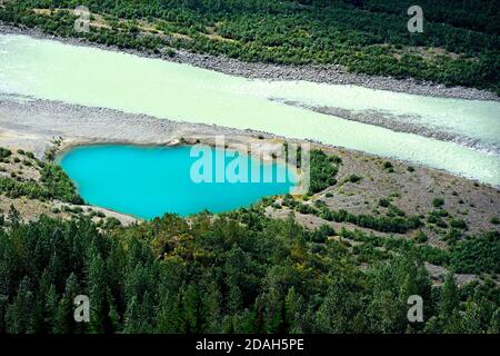 Ein Landschaftsbild eines aquablauen Wasserkessels gebildet in Das Salmon River Valley in der Nähe von Stewart British Columbia Schmelzen von Gletschereisblöcken, die sein Stockfoto