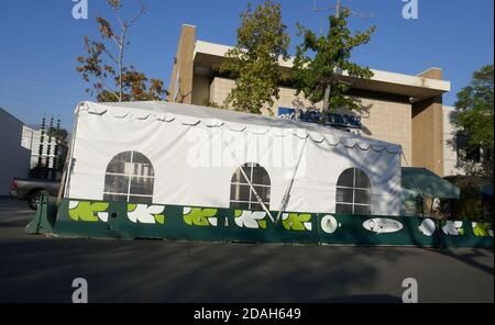 Glendale, Kalifornien, USA 12. November 2020 EIN allgemeiner Blick auf die Atmosphäre eines Outdoor-Esszeltes mit Schutzbarriere am 12. November 2020 in Glendale, Kalifornien, USA. Foto von Barry King/Alamy Stockfoto Stockfoto