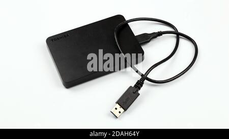 Toshiba 1 Terabyte externe Festplatte schwarze Farbe isoliert auf weißem Hintergrund. Selektiver Fokus Stockfoto