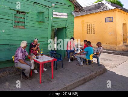 Cartagena, Kolumbien – 18. Februar 2020: Einheimische und Touristen essen in lokalen Restaurants und Straßencafés in den malerischen bunten Straßen von Cartagena Stockfoto