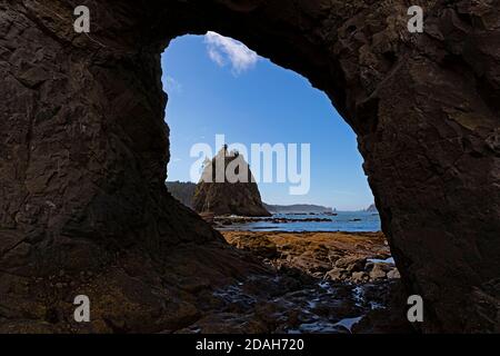 WA18005-00...WASHINGTON - Blick nach Süden warf die Hole-in-the-Wall von Seastack auf Rialto Beach, James Islands, und der Stadt La Push. Stockfoto