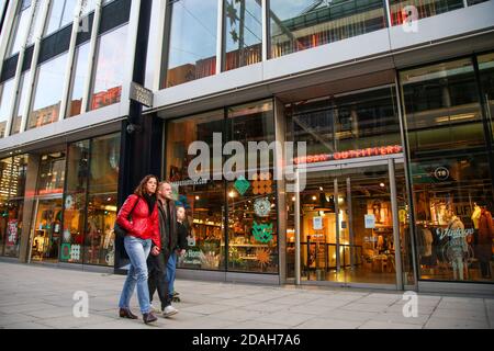 London, Großbritannien. November 2020. Eine Familie, die an einer Niederlassung von Urban Outfitters in der Oxford Street vorbeigeht. Kredit: SOPA Images Limited/Alamy Live Nachrichten Stockfoto