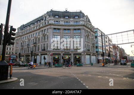 London, Großbritannien. November 2020. Radfahrer fahren entlang der Oxford Street im Londoner West End. Kredit: SOPA Images Limited/Alamy Live Nachrichten Stockfoto