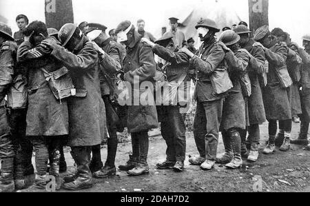 British 55th (West Lancashire) Division Truppen geblendet durch Gas erwarten Behandlung in einem fortgeschrittenen Dressing Station in der Nähe von Béthune während der Schlacht von Estaires herum, 10. April 1918 Teil der deutschen Offensive in Flandern. Stockfoto