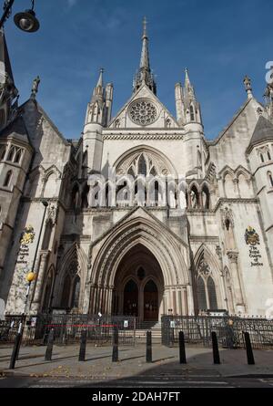 London, Großbritannien. November 2020. Ein Blick auf den Haupteingang des Royal Courts of Justice in London Credit: SOPA Images Limited/Alamy Live News Stockfoto