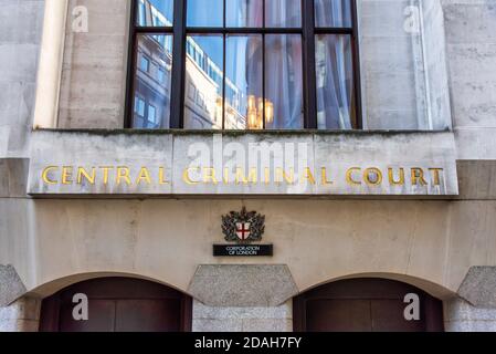 London, Großbritannien. November 2020. Schnitzerei mit den Worten ‘Central Criminal Court', die auf dem Old Bailey in London zu sehen sind. Kredit: SOPA Images Limited/Alamy Live Nachrichten Stockfoto