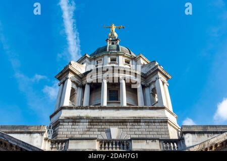 London, Großbritannien. November 2020. Ein Blick auf den Central Criminal Court of England and Wales, gemeinhin als Old Bailey in der City of London bezeichnet. Kredit: SOPA Images Limited/Alamy Live Nachrichten Stockfoto