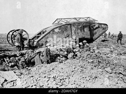 Ein frühes Modell britischer Mark I 'männliche' Tank, namens C-15, in der Nähe von Thiepval, 25. September 1916. Der Tank ist wahrscheinlich in der Reserve für die Schlacht von Thiepval Grat, der am 26. September begann. Der Tank ist mit dem Draht' Granate Shield" und Lenkung Schwanz ausgestattet, beide Funktionen in den nächsten Modelle verworfen. Stockfoto