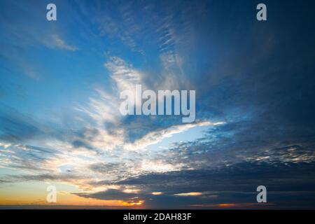 Wolkiger Himmel abstrakter Hintergrund, Sonnenuntergangsfarben Stockfoto