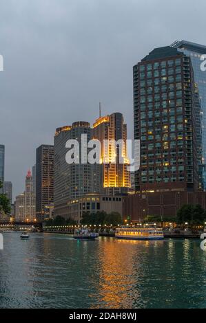 Chicago River bei Einbruch der Dunkelheit oder Dämmerung Stockfoto