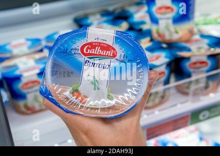 Tjumen, Russland-07. November 2020: pack von italienischen galbani Buratta in der Käuferhand Stockfoto