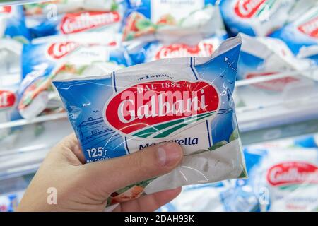 Tjumen, Russland-07. November 2020: Galbani Mozzarella 1882 unterzeichnen auf Paket in der Käuferhand Stockfoto