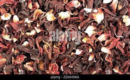 Draufsicht Hintergrund der getrockneten sudanesischen Rose oder Hibiskusblüten isoliert auf weißem Hintergrund. Roter Tee, Hibiskus. Food Background Konzept. Stockfoto