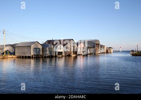 Nov 12 2020 Port Rowan Harbour Ontario Kanada, Bootshäuser am Eriesee. Luke Durda/Alamy Stockfoto