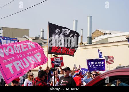 Präsident trump und Vizepräsident mike Pence Anhänger und joe biden und kamala harris Anhänger versammelten sich vor Aluminium-Gießerei zusammen. Stockfoto