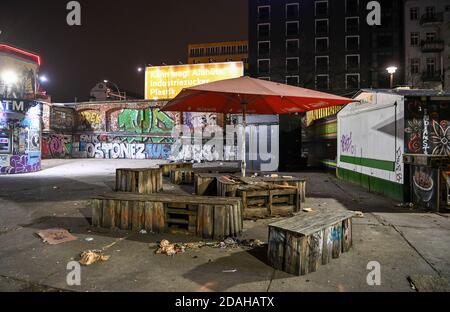 Berlin, Deutschland. November 2020. Am Abend sind keine Leute auf dem ROHGELÄNDE in der Revaler Straße unterwegs. Bundes- und Landesregierungen haben für November eine teilweise Sperrung beschlossen. Quelle: Jens Kalaene/dpa-Zentralbild/ZB/dpa/Alamy Live News Stockfoto