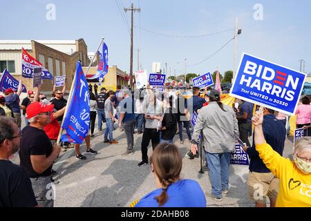 Präsident trump und Vizepräsident mike Pence Anhänger und joe biden und kamala harris Anhänger versammelten sich vor Aluminium-Gießerei zusammen. Stockfoto