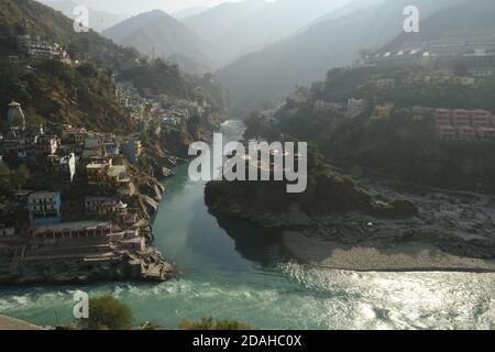 Der Ursprung des Ganga Flusses am Zusammenfluss der Alaknanda, Bhagirathi und der mystischen Saraswati Flüsse in Devprayag, Uttarakhand, Indien Stockfoto