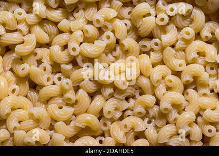 Blick von oben auf italienische gekochte Chifferi Pasta. Stockfoto