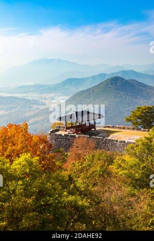 Wunderschöne koreanische Herbstlandschaft. Bunte Herbstblätter von der Spitze des Berges und traditionelle Gebäude entlang der Burgstraße gesehen. Stockfoto