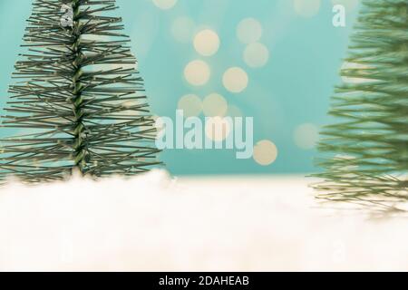 Miniatur Spielzeug Weihnachtsbäume auf einem Holztisch mit Schnee. Imitierte realistische Szene. Banner. Stockfoto